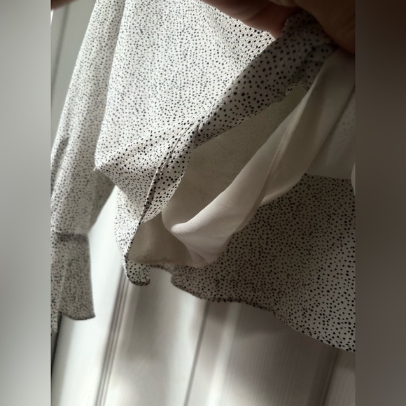 Vince Camuto Cream Blouse with Black Accent - Picture 2 of 11